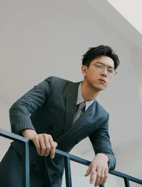 李现条纹西装细框眼镜霸道总裁造型