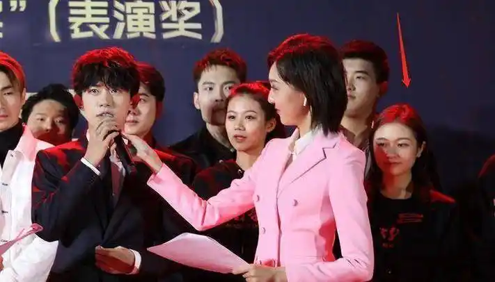 易烊千玺李兰迪走红毯,谁注意到他们的站位咖位高低很明显