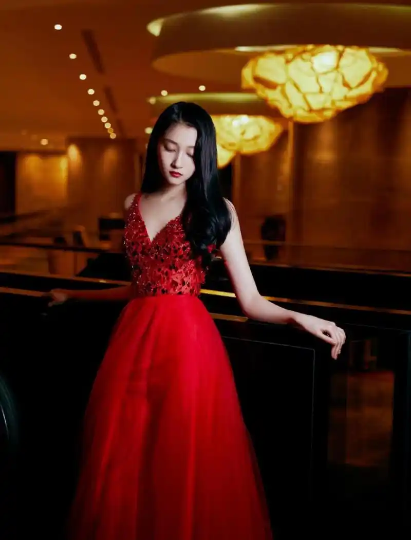 关晓彤穿红裙好惊艳,配上乌黑亮丽的秀发,既艳丽又时尚