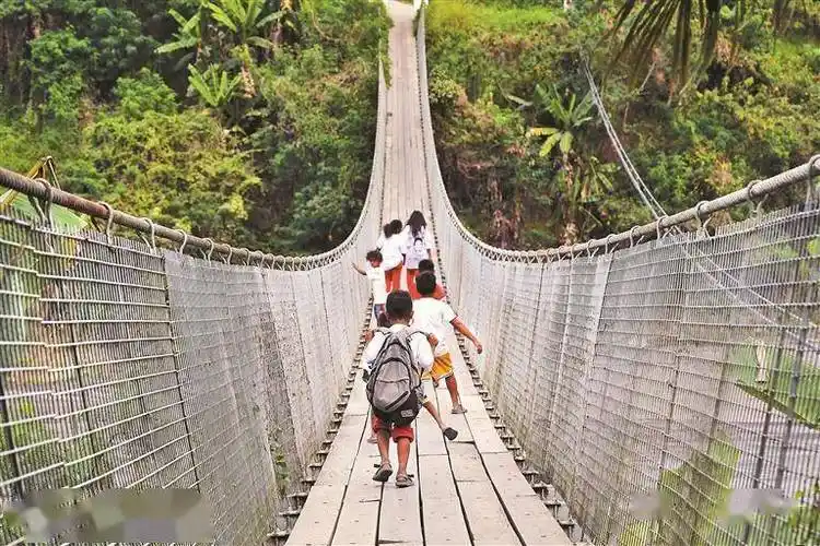 深圳少年向菲律宾学生捐赠学习用具,传授乘法口诀 一场