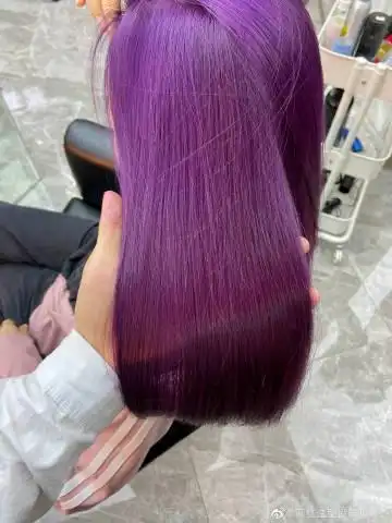 是不同的,有多个效果 丁香紫,根据配色会出现不同的效果,有的偏粉紫色