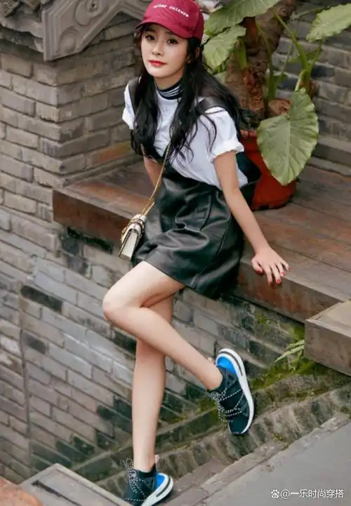 36岁杨幂"毁容照"?路人拍杨幂聚餐的素颜照,被网友指出变老