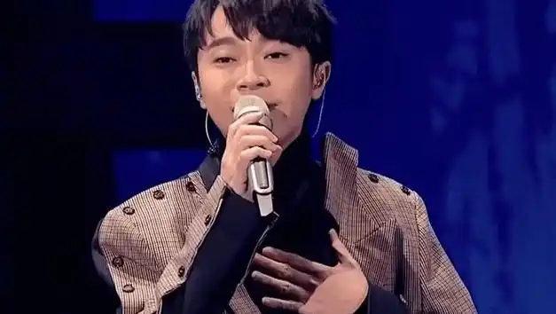 吴青峰:曾经视为"父亲",现在相见于法庭,采访中谈母多次哽咽_杨丞琳