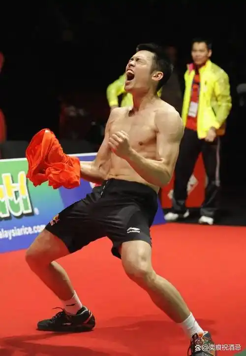 "林丹的白色超短裤大挑战:叉开腿的魅力,谁能抵挡?"_时尚_领域_身材