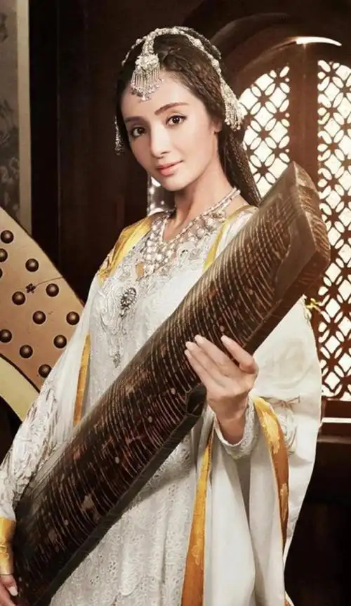 百变人鱼公主麦迪娜,古装造型惊艳绝尘,美丽典雅,语笑阑珊