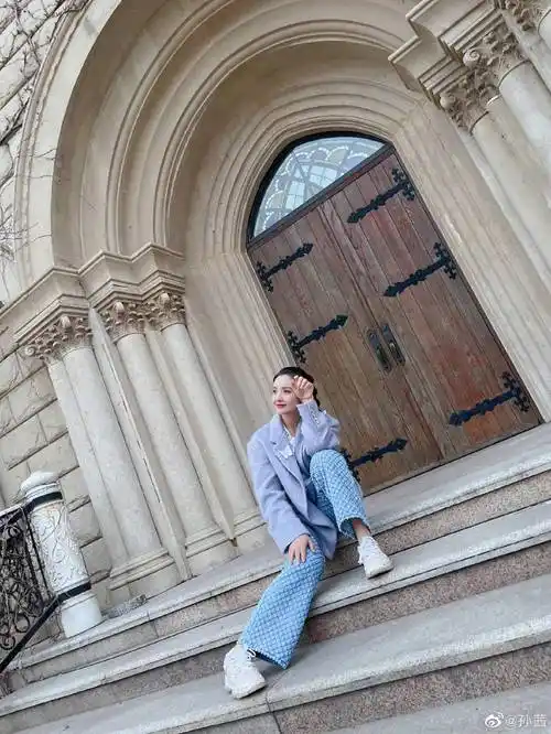 孙茜重回10年前婚纱照拍摄地并分享当年婚纱照 称人生真的很奇妙