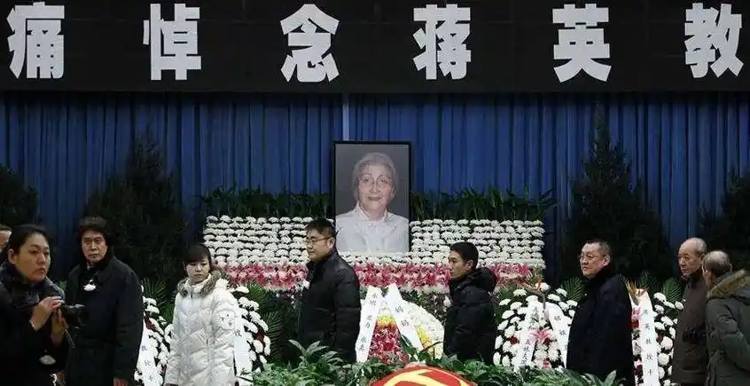 钱学森葬礼:葬礼当天降大雪,三军仪仗队为他抬棺,数万人送行