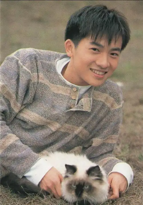 年轻时候的苏有朋,当时养成系的顶流了吧,这个颜值,可爱稚嫩中带着