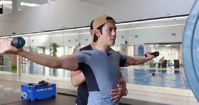 陈伟霆练的肌肉被急性肠胃炎搞没了##陈伟霆健身也吃欺骗餐