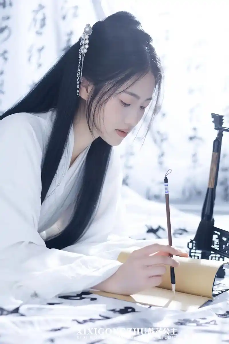 汉服少女写真🤍🖤丹青一抹烟雨浓 化作人间水墨仙 - 抖音