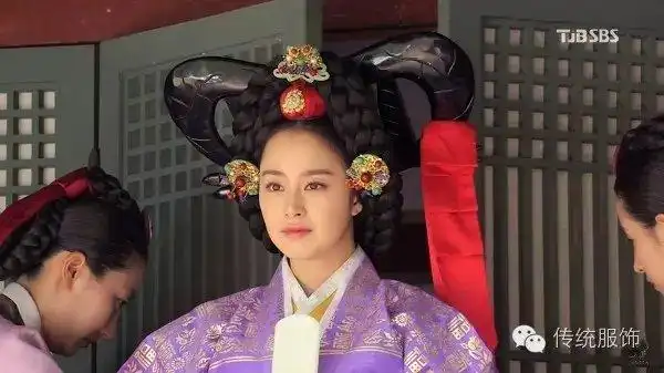 "唐只"是朝鲜语发带的音译,朝鲜很多发型都会用唐只来装饰,比较常见的