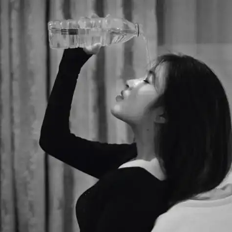 让人心疼的qq女生头像冷酷孤独超伤感寂寞伤心的样子