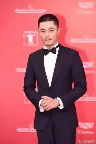 这样带着小胡子的霍建华,大家还喜欢吗?