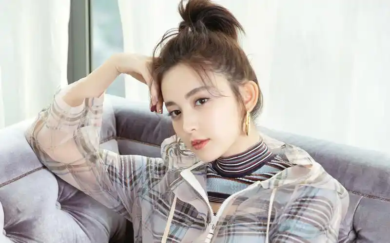 古力娜扎性感活动照高清桌面壁纸