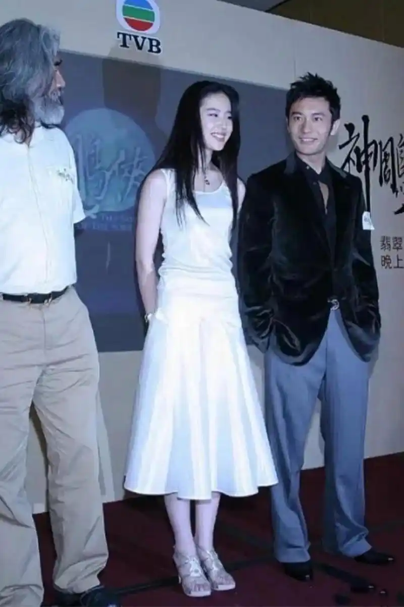 在十几年前的一场活动中,黄晓明与刘亦菲合影,两人的气质和外貌都非常