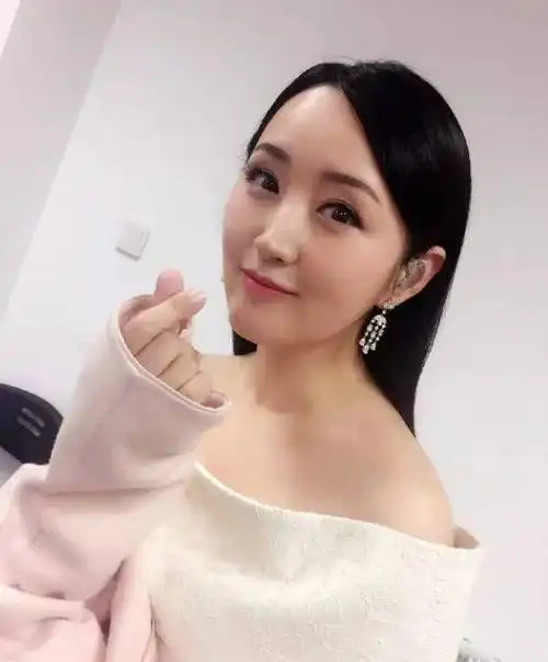 46岁杨钰莹真的老了,无ps照片流出,暴露了真实颜值!