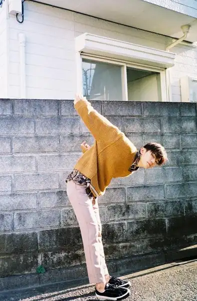 冷厉易烊千玺穿棕黄色毛衣释出的照片中,易烊千玺变换多套秋日新造型