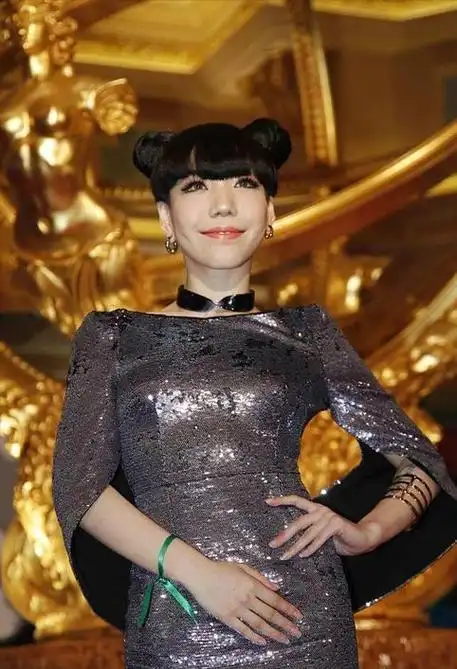 李嘉格的才情与表现力,正如昔日吴莫愁的出色表现,令人惊艳,仿佛一道