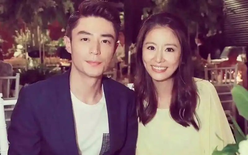 林心如为爸爸办生日宴,霍建华现身招呼亲友,73岁林爸打扮气派