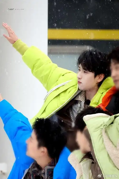 严浩翔荧光绿羽绒服漠河最靓的崽67偶像剧男主既视感有