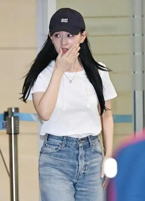 《眼泪女王》金智媛白t 牛仔裤1万3,原来白t牛仔裤可以这么贵