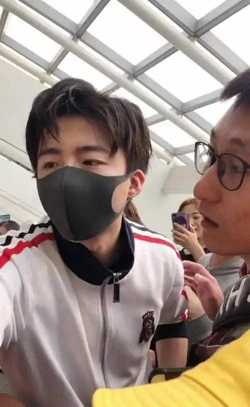 刘宇宁生图登上热搜,自称素颜没法看,自己什么样自己清楚_照片_图片