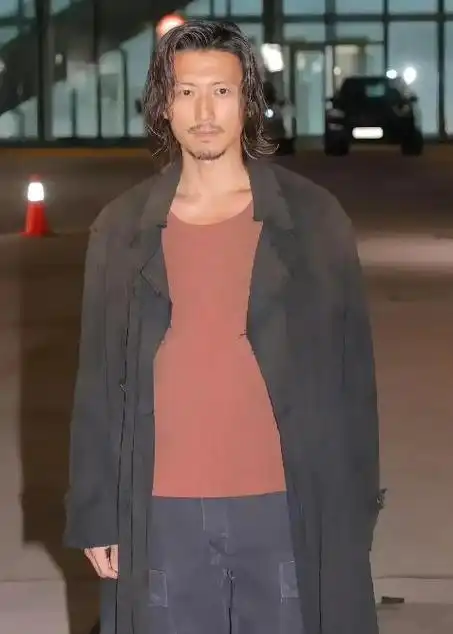 谢霆锋拍新戏被曝与此沙一起身高暴露卷发造型被说像流浪汉