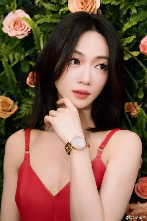 吴谨言着红裙出席活动,这抹红色为瘦瘦的她增添了一丝女人的妩媚_网易