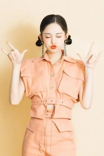 简介:古力娜扎双丸子头甜美写真图片,分享一组古力娜扎图片给大家,图