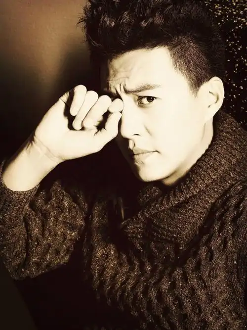 靳东 登上《精品购物指南》12月31日刊封面,演绎主题大片"生活本就是