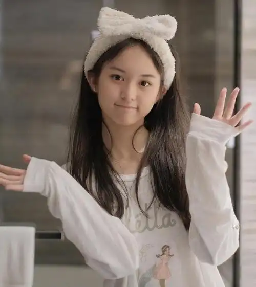 两岁出道收入百万,因太漂亮被禁止整容,现今的刘楚恬咋样了?