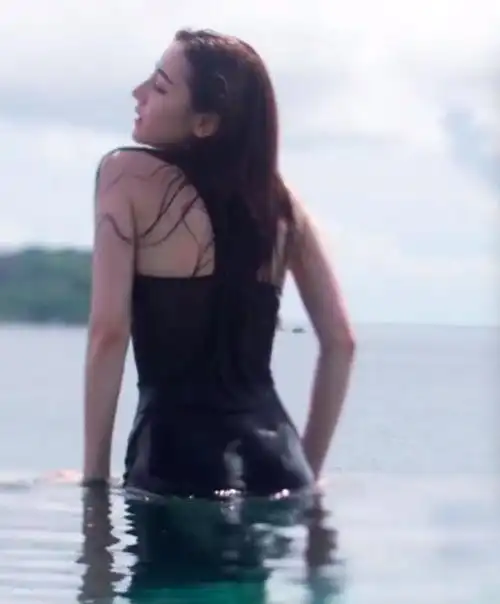 迪丽热巴上演湿身诱惑出水照性感无比模样酷似泰坦女主