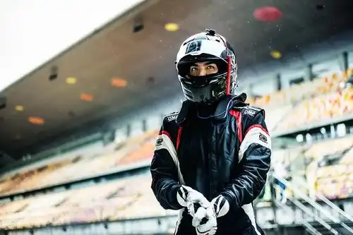 恭喜吴亦凡赛车比赛获gt4组别的双冠军