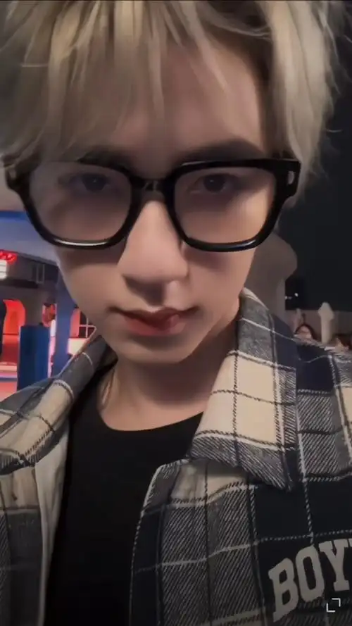 贺峻霖黑眼镜框造型