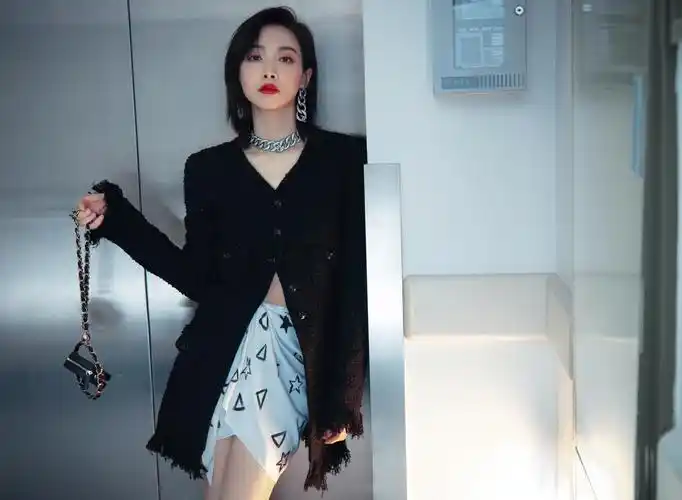 宋茜10天4套黑色西装造型,酷帅凌厉兼具女人味的风格很飒