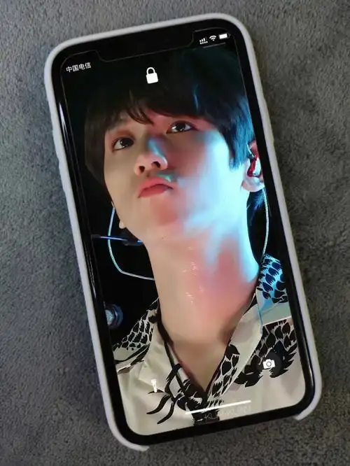 边伯贤壁纸但小卡