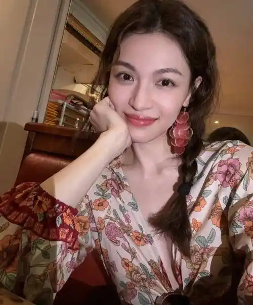 钟楚曦新恋情太甜了吧!和男友海岛度假,随手一拍都是文艺大片!