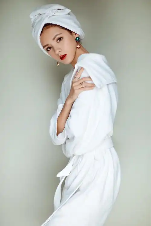 /p> p>2009年10月,张予曦在第7届瑞丽封面女孩大赛上,获得了总决赛