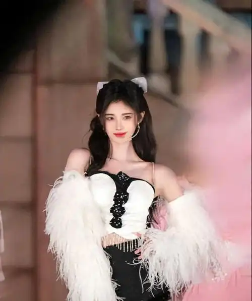 鞠婧祎最新舞台妆容 闪耀非凡