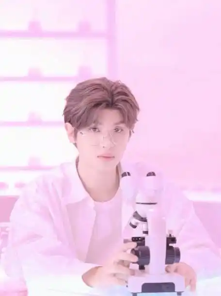 我勒个豆～黄明昊这个转圈太帅了  戴金丝眼镜的温柔学长!