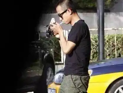 自己后来进到包厢时闻到烟味,便提醒文章不能抽烟.