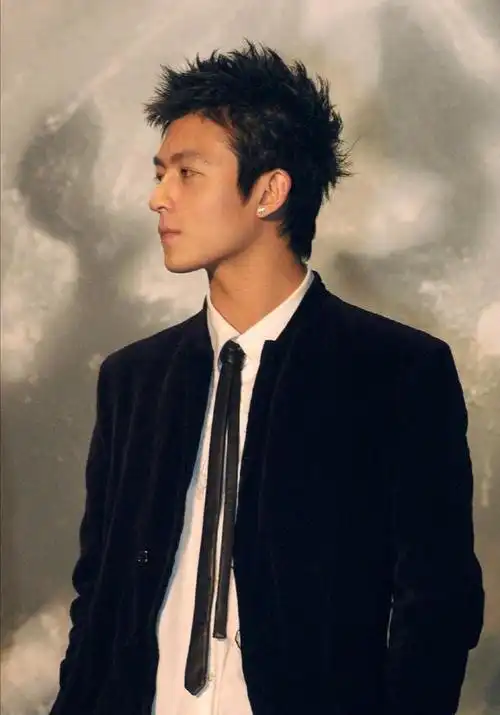 陈冠希素颜时尚大片,寸头造型少年感爆棚,重回精致男神行列|紧身|短发