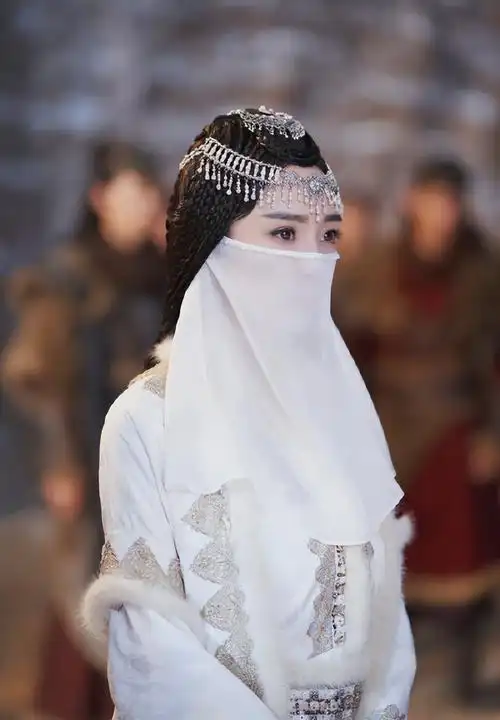 皇上就已经被迷得七荤八素了,直勾勾地走下来摘下美女的面纱,佟丽娅一