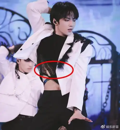 宋亚轩的腰的确很细,之前由于站直总会下意识挺肚子,被粉丝调侃有"