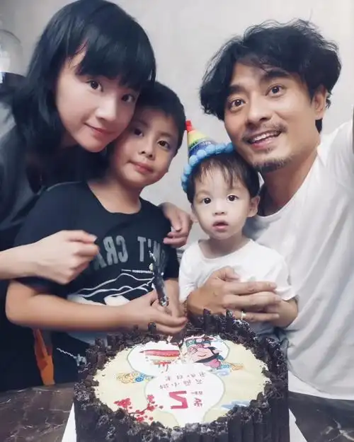 章龄之晒老公视角恩爱照,亲吻老公陈龙脸颊甜蜜十足