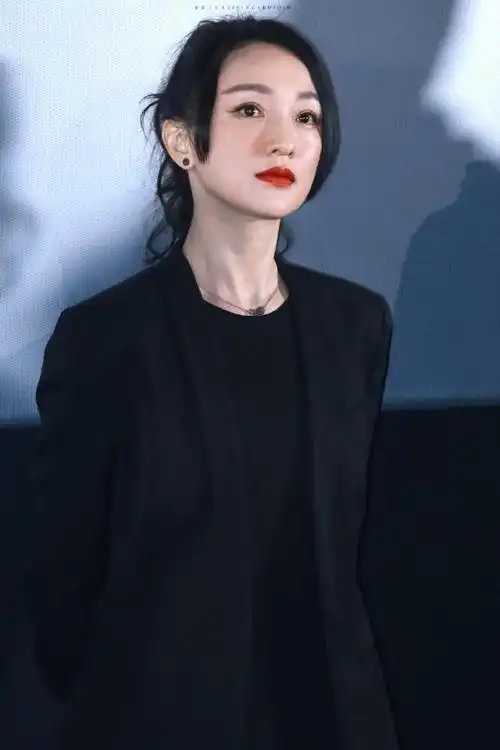 47岁周迅瘦得皮包骨,黑西装搭配黑丝袜超性感,比王菲女儿还娇小