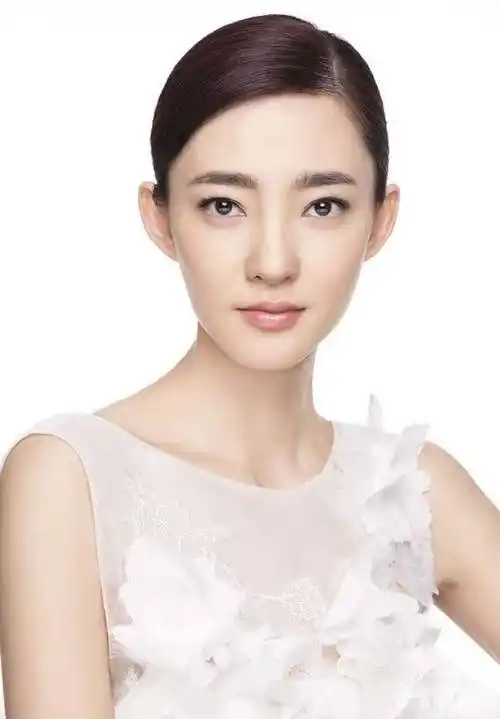 出生于内蒙古自治区赤峰市翁牛特旗,中国内地影视女演员,2004年毕业于