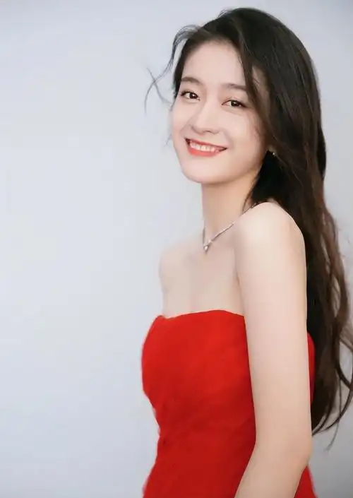 乔欣不得不说,每一位女明星的美都各有特点,从五官到身材再到白细长的