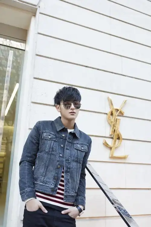 黄子韬巴黎街拍青春肆意 潮玩欧陆街头风