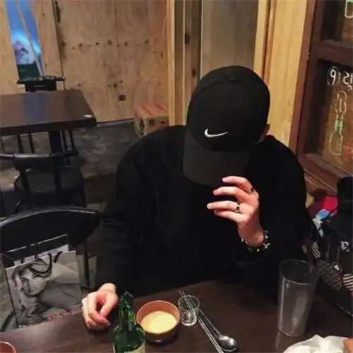 流行个性的戴帽子男生超酷头像 冥冥之中注定的坚持下去